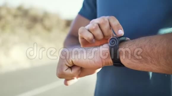 男性跑步者检查智能手表视频的预览图
