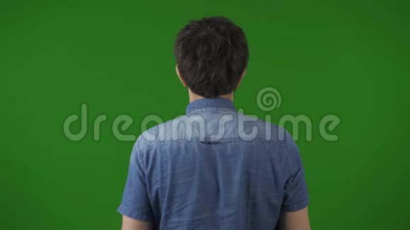 后景拍摄一点动静都没有高加索男人回来了绿色屏幕上稳定的视频视频的预览图