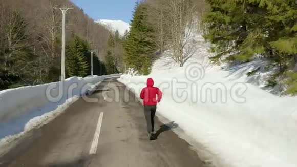 穿着田径服的运动员在路上奔跑视频的预览图