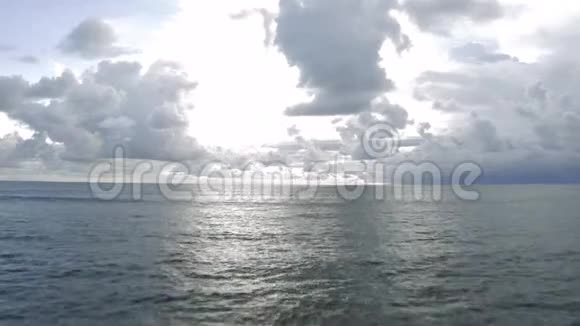 巴厘岛旁边的海浪和粘土视频的预览图