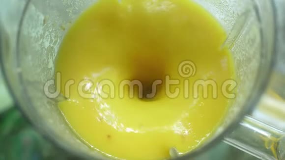 在搅拌机里做新鲜柠檬水果奶昔健康生活方式的概念近距离慢动作俯视视频的预览图