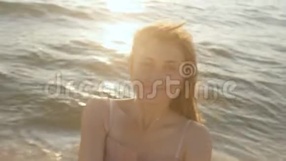 一个幸福的女孩在日出时旋转女人牵着她心爱的男人的手在海滨度蜜月浪漫的假期视频的预览图