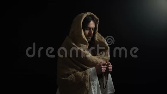 耶稣用念珠为凡人祷告赎罪弥赛亚的宗教视频的预览图