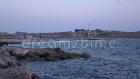 海的岩石海岸被光波冲刷视频的预览图