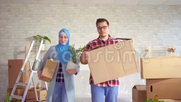 年轻的穆斯林家庭搬进了新公寓视频的预览图