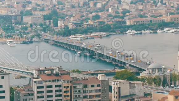黄色出租车穿过运河的大桥美丽伊斯坦布尔的全景从加拉塔的空中俯瞰视频的预览图