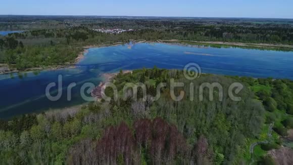 在Kyurlevskiy采石场上空的空中录像俄罗斯列宁格勒地区视频的预览图