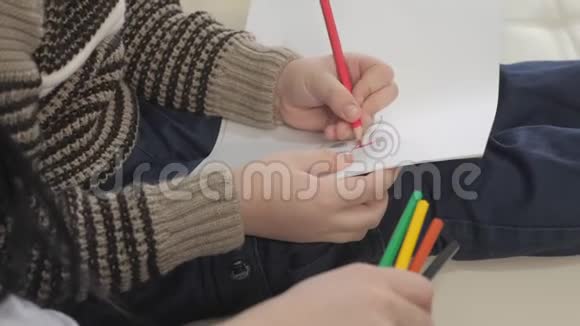小男孩和妈妈画出团队合作幸福的家庭观念小孩儿子和妈妈一个女人从事铅笔画视频的预览图