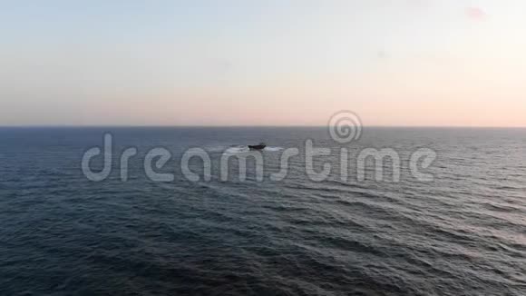 上面的视频货船在清澈的海洋中航行鸟瞰海景地中海塞浦路斯城市度假胜地视频的预览图