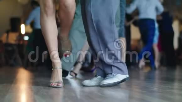 人们跳舞跳探戈慢动作基辅乌克兰视频的预览图