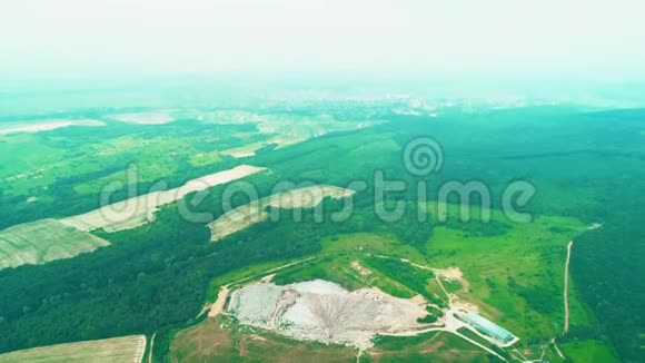 大自然中巨大的城市垃圾场的空中全景填埋处置场地4K视频的预览图