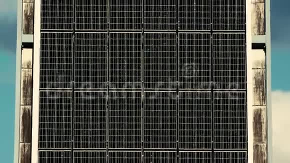 一组大型太阳能电池板视频的预览图