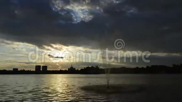 布加勒斯特日落时分罗马尼亚赫拉斯特拉湖视频的预览图