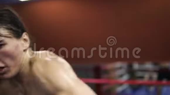 愤怒的长发男子拳击与无形的对手年轻人在现代拳击馆训练现役男性拳击手视频的预览图
