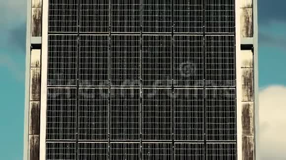 一组大型太阳能电池板视频的预览图