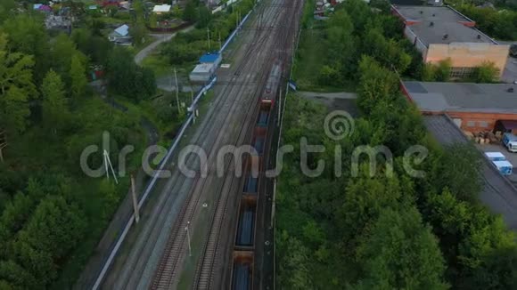 火车车厢和金属车厢在郊区的树林中穿行视频的预览图