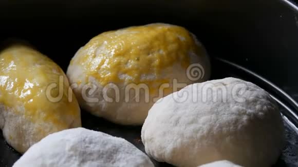 一种黄色的鸡蛋从烤盘上的面团中润滑球使其呈现玫瑰色特别厨房视频的预览图