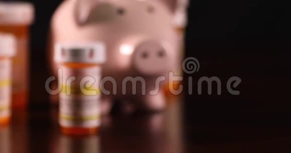 暗木面上的存钱罐和非专利药瓶轨道盘视频的预览图