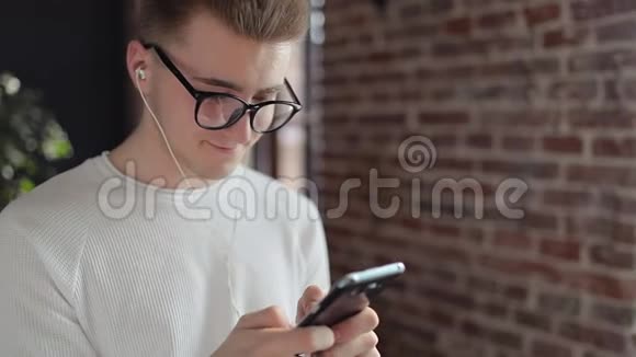 年轻男孩在他的智能手机上发短信视频的预览图