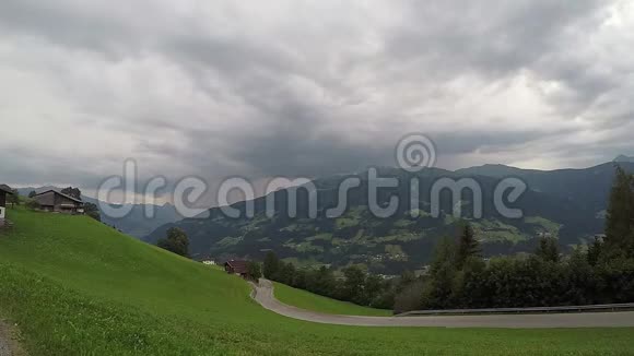 一场雷雨在阿尔卑斯山山区的时间流逝一个山谷里雨视频的预览图