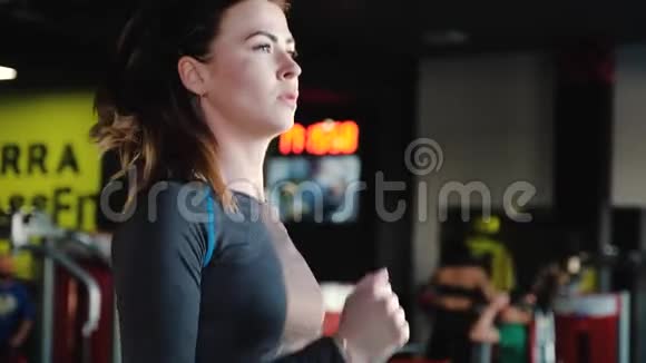 漂亮的女运动员在跑步机上跑步视频的预览图