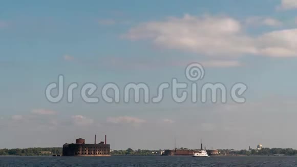 轮船很快驶上芬兰湾驶向克朗斯塔特港视频的预览图