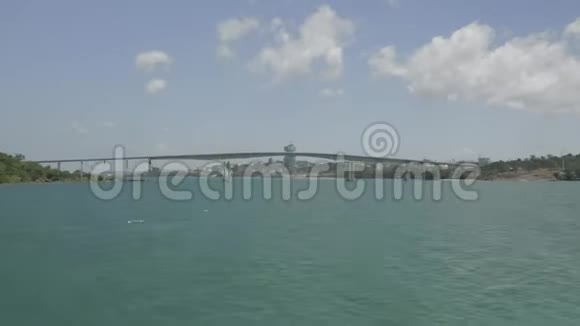 桥梁穿越大海柏油路蓝水无人驾驶飞机在柬埔寨射击视频的预览图