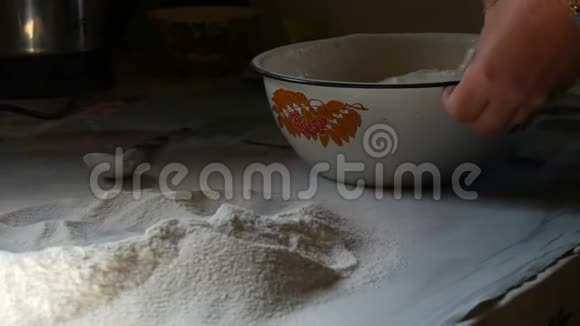 一个年轻女人的手在一个碗里混合食材在村里自制的老式厨房里做未来的面团视频的预览图