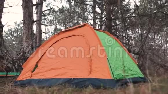 旅行者搭了一个旅游帐篷过夜准备睡觉在野外休息视频的预览图