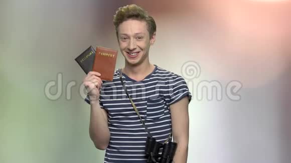带着护照的快乐旅游男孩视频的预览图