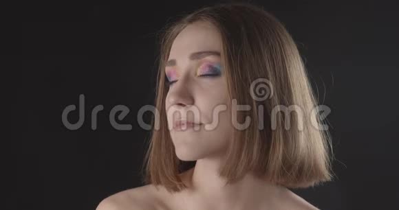 年轻漂亮的白种人短发女性的特写镜头在镜头前摆着可爱的闪光妆视频的预览图