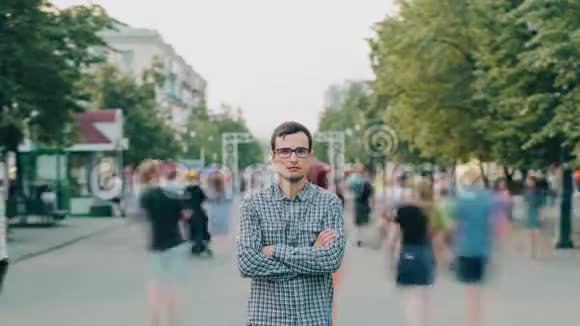 城市街道户外戴眼镜的年轻严肃商人的时间流逝视频的预览图