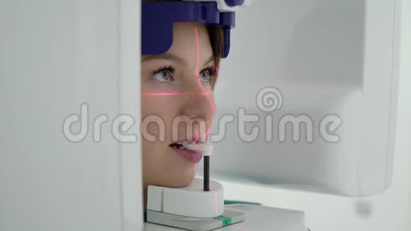 住院医疗柜X光机扫描仪中的女性患者医生在诊所的工作地点视频的预览图