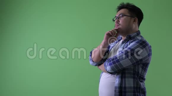快乐年轻超重的亚洲时髦男人的形象视频的预览图