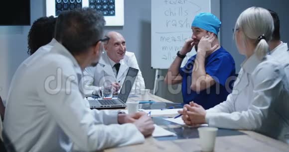 医生用故事逗同事笑视频的预览图