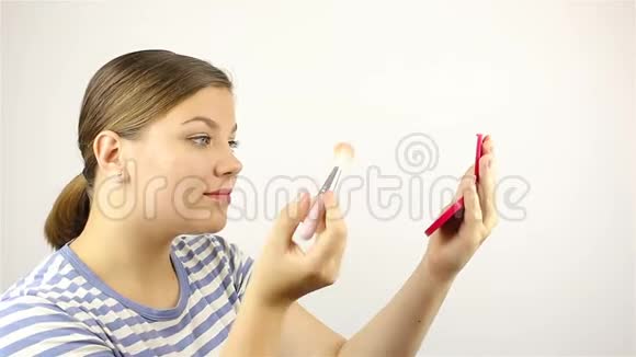 女孩照镜子擦了擦脸视频的预览图
