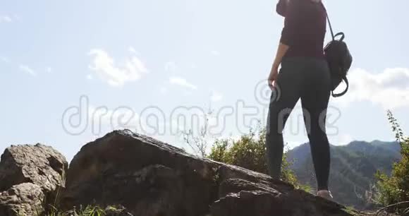 女旅行者徒步旅行者在有河流的山间山谷欣赏迷人的景色视频的预览图