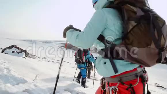 远处是白雪覆盖的田野是一群旅行者在雪地上留下了深深的脚印视频的预览图