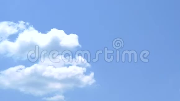 白云穿过蓝天视频的预览图