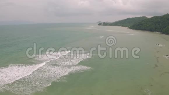 泰国棕榈树和岩石海滩4k无人驾驶飞机视频的预览图