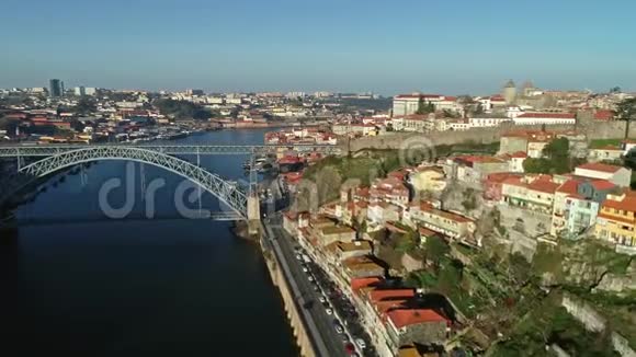 飞越葡萄牙波尔图的多姆路易斯大桥视频的预览图