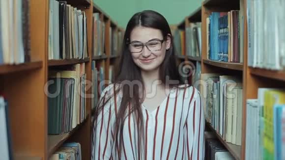 白俄罗斯博布鲁伊斯克2019年4月11日图书馆年轻漂亮女孩的肖像女生在很多学校学习视频的预览图