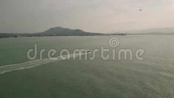 泰国海湾的快艇4K无人机射击视频的预览图