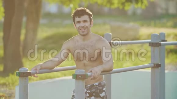 运动场上一位英俊的微笑运动员的肖像视频的预览图