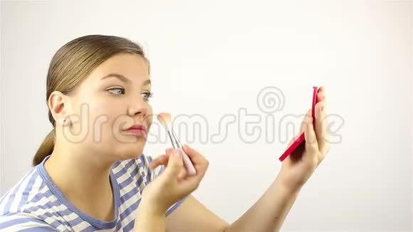女孩照镜子擦了擦脸视频的预览图