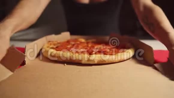 人手从打开的盒子里拿几片美味的意大利热比萨饼在聚会上提供送餐服务视频的预览图