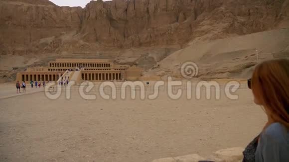 埃及哈特谢普苏特皇后神庙的游客女孩视频的预览图