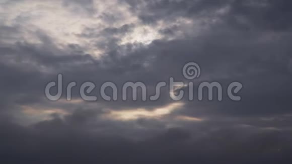 雷云在天空中飞舞视频的预览图