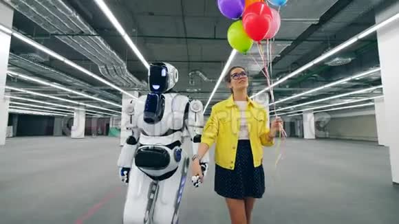 一个高大的机器人和一个年轻的女人在散步视频的预览图