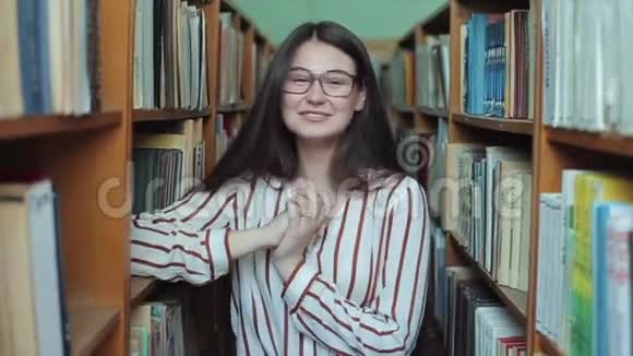 白俄罗斯博布鲁伊斯克2019年4月11日图书馆年轻漂亮女孩的肖像女生在很多学校学习视频的预览图